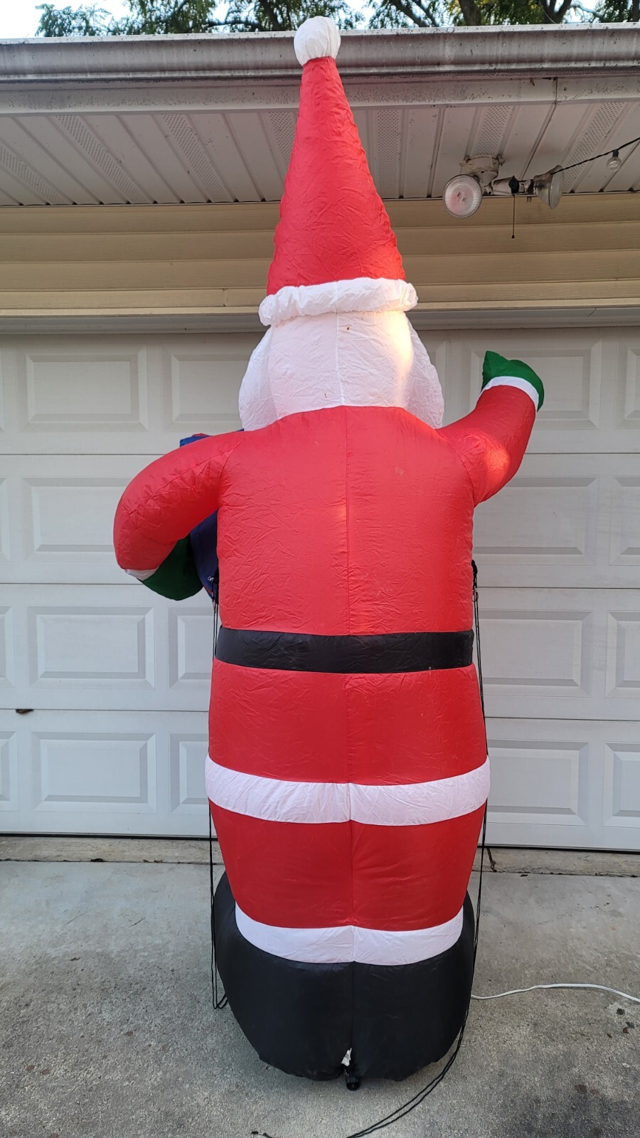 GEMMY SANTA CLAUS WITH PRESENT 8 FT AIRBLOWN INFLATABLE 2006 | eBay