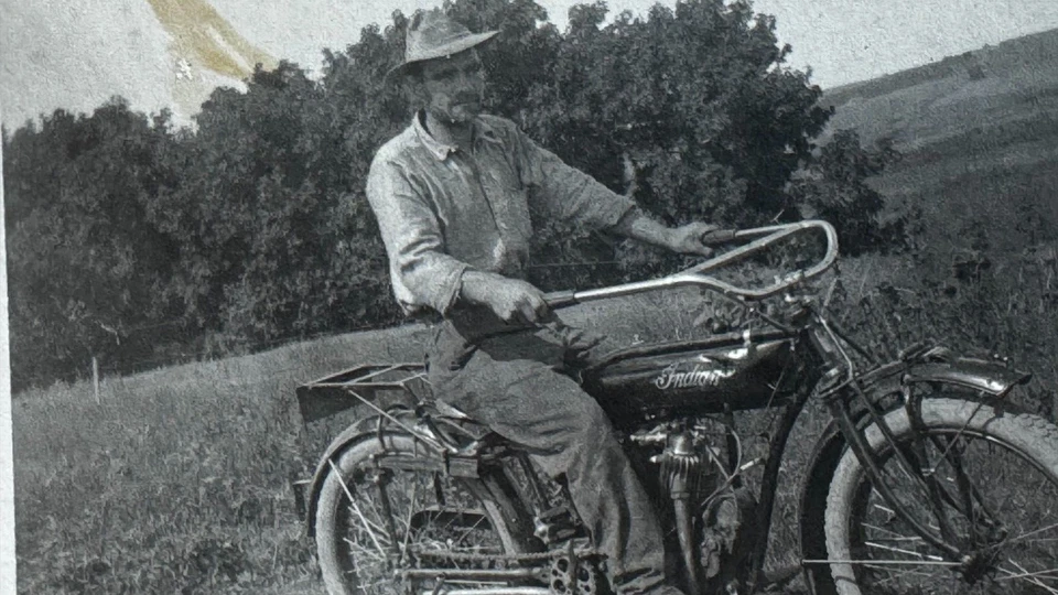 Foto postal real de colección ca 1910s RPPC motocicleta india piloto masculino en campo AZO Foto 2 de 3