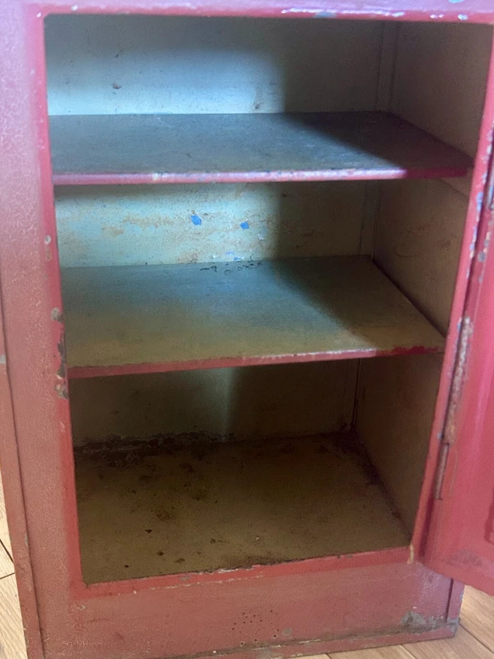 Gabinete de pan/tortilla vintage de los años 50 en metal rojo gabinete seguro para pastel 2 estantes Foto 3 de 4
