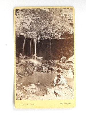 Wasserfall Bach Felsen geflochten Korb Landschaft Hastings JW Thomas um 1870 Cdv