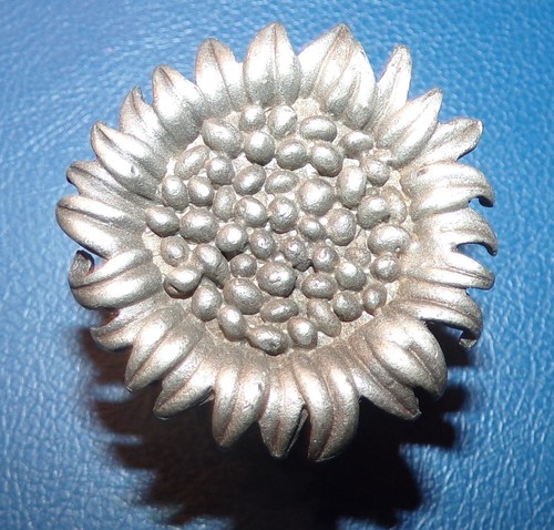 Metal Sunflower Detailed Drawer Pulls Cabinet Knobs set of 12 pieces - Picture 5 of 13