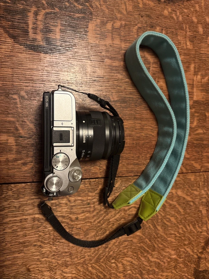 Cámara digital Canon EOS M6 24,2 MP plateada con lente EF-M 15-45 mm y estuche Foto 3 de 4