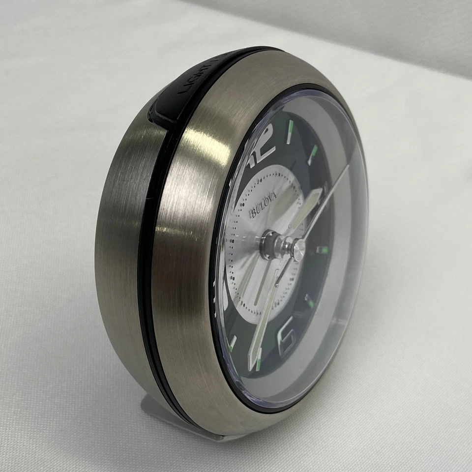 Bulova - Reloj Despertador Nocturno 3.75" W x 3.75" H B5027 Lite | Tono Plateado Cepillado... Foto 2 de 4