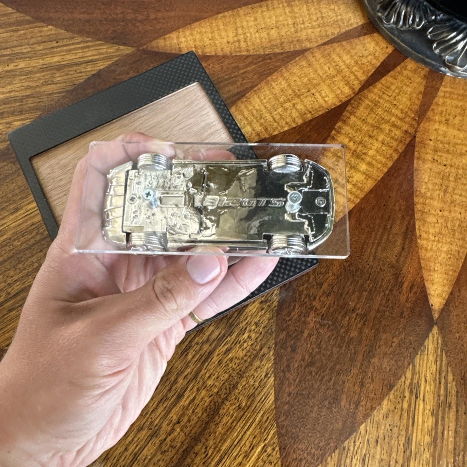 ¡Llavero de fibra de carbono Ferrari 812 GTS con modelo cromado! ¡MUY RARO! Foto 4 de 4