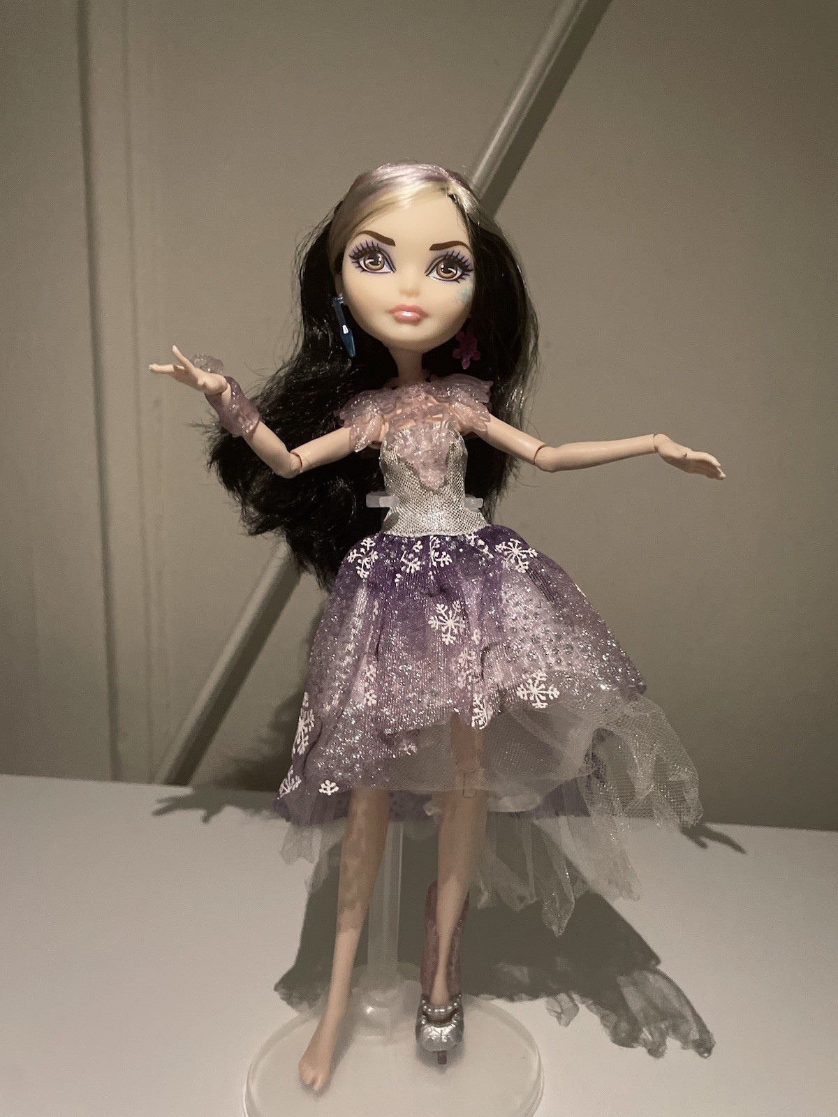 Ever after high Duchess Swan Fairest On Ice doll mattel 