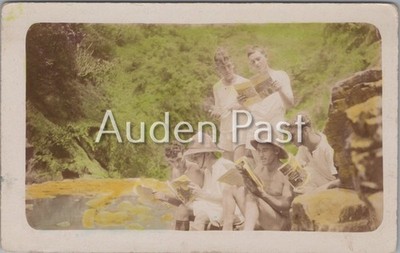 1926 RPPC junge Männer lesen Zeitschriften von River handgetönte alte Postkarte