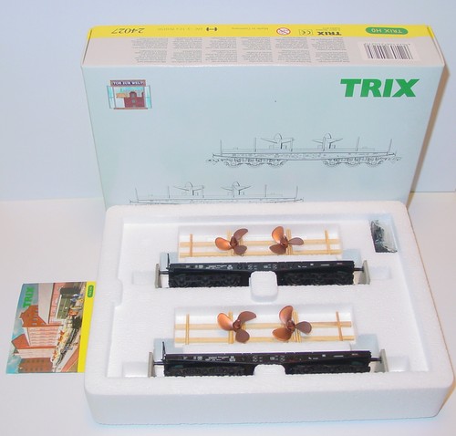 Trix 24027, 2 Schwerlastwagen SSym 46, beladen mit Schiffsschrauben,      NEU | Zustand: Neu