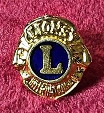 Pin de solapa vintage Lions Club International tono dorado esmalte azul, marca CP Maker