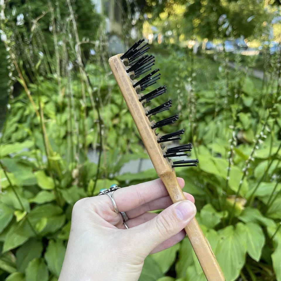 Cepillo de pelo secado por soplado ventilado desenredante de 7,5" de grano de madera usado de colección, hecho en EE. UU. Foto 2 de 4