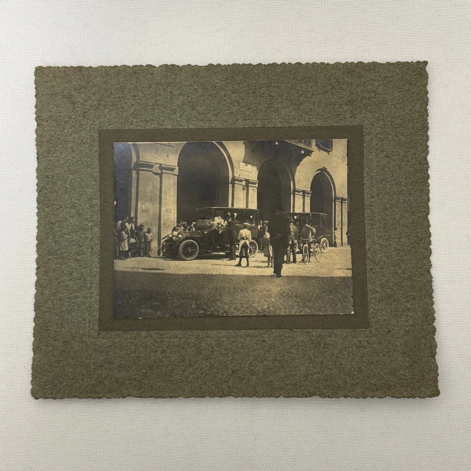 Fotografía vintage de personas con coche de automóvil temprano Foto 2 de 4