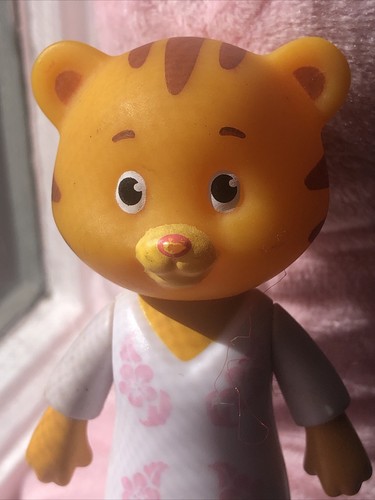 Daniel Tiger's Neighborhood Mom Figur 2015 Jakks weiß Blumen Top Spielzeug - Bild 7 von 7