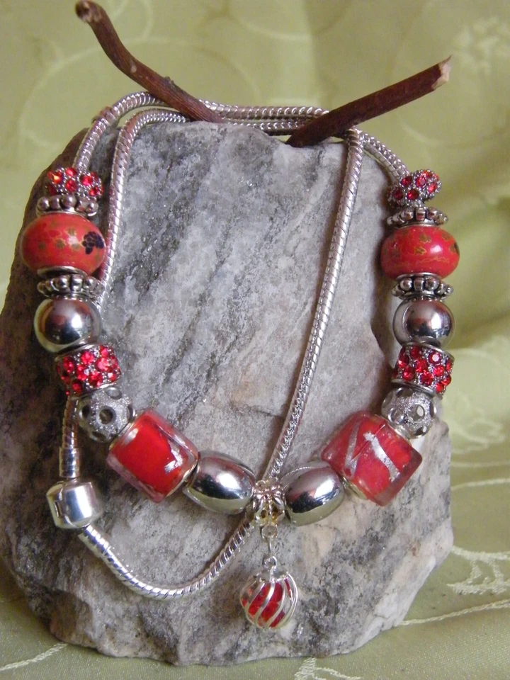 Schöne Kette mit 19 Charms und passendes Armband mit 15 Charms in rot / silber