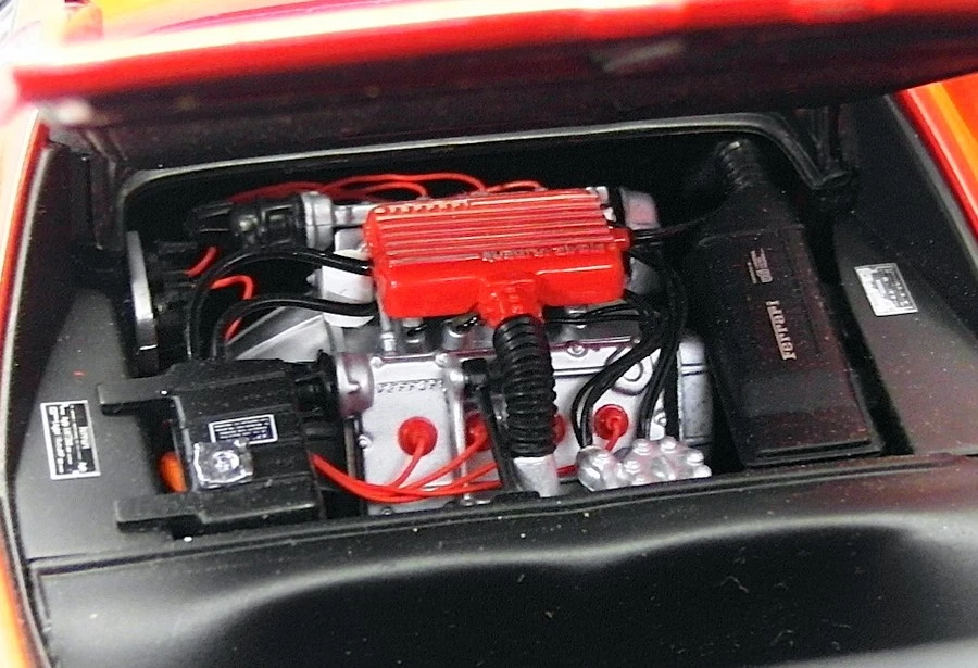 Coche modelo Kyosho escala 1/18 08182R - Ferrari 308GTB Quattrovale - rojo Foto 4 de 4