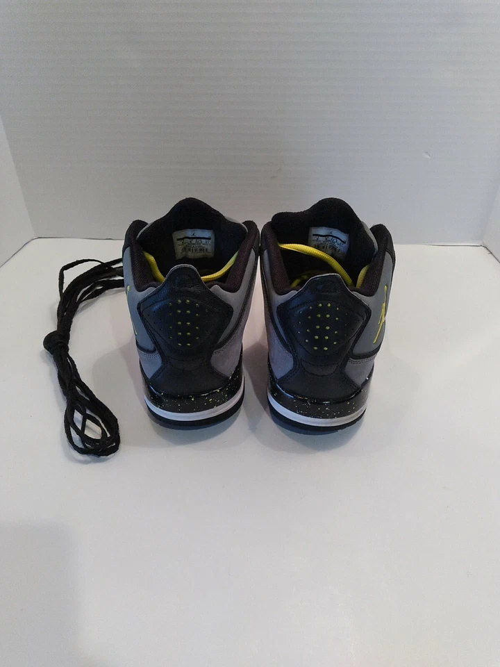 Talla 9 - Jordan Courtside Cool Gris Amarillo Sónico 2011 - Muy buen estado Foto 4 de 4