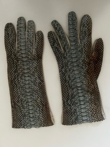 COLLECTION RUNWAY LAMBSKIN & PYTHON GLOVES FALL 2010 NWOTGS SZ M - L