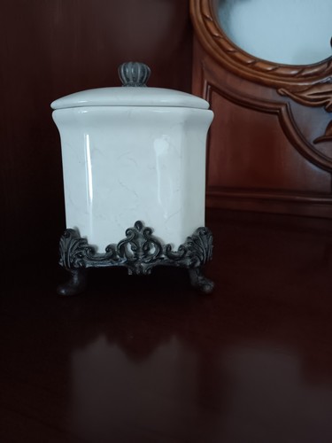Vintage Ceramic Lidded Jar Canister Beige Tan, Antique Look Scrolled Metal Feet - Bild 4 von 9
