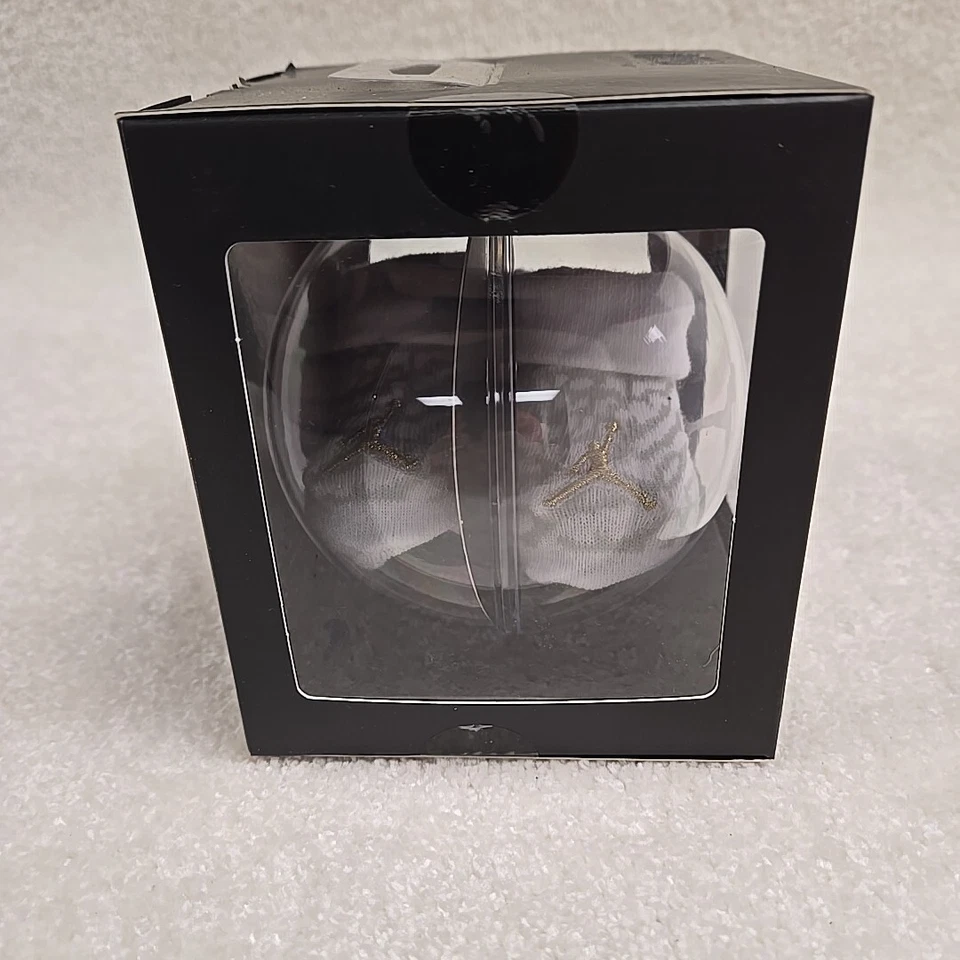 Jordan Adorno Recién Nacido Con Botines Gris Sobre Blanco Foto 2 de 4