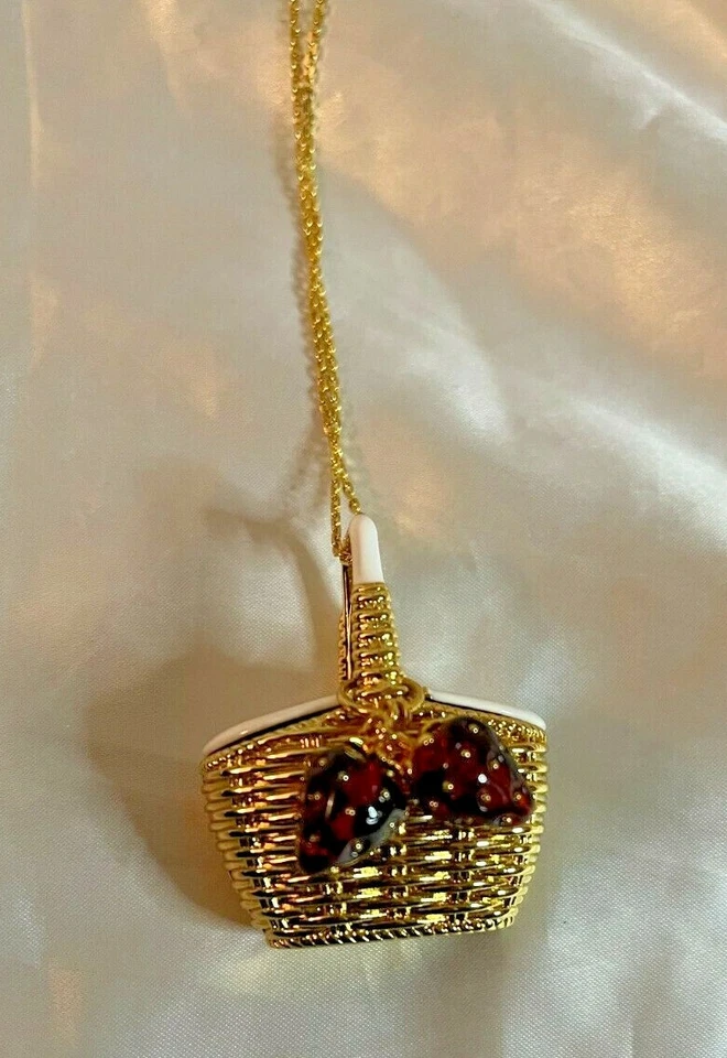 Collar colgante cesta picnic fresa Kate Spade precio de venta sugerido por el fabricante 149,99 USD Foto 2 de 4