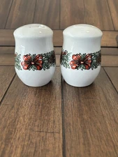 The Cellar Macy's Salt & Pepper Shakers HOLIDAY WREATH Christmas Stoneware