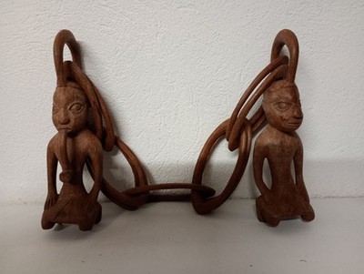 Afrikanische ''Hochzeitskette'' aus geschnitztem Holz in recht gutem Zustand