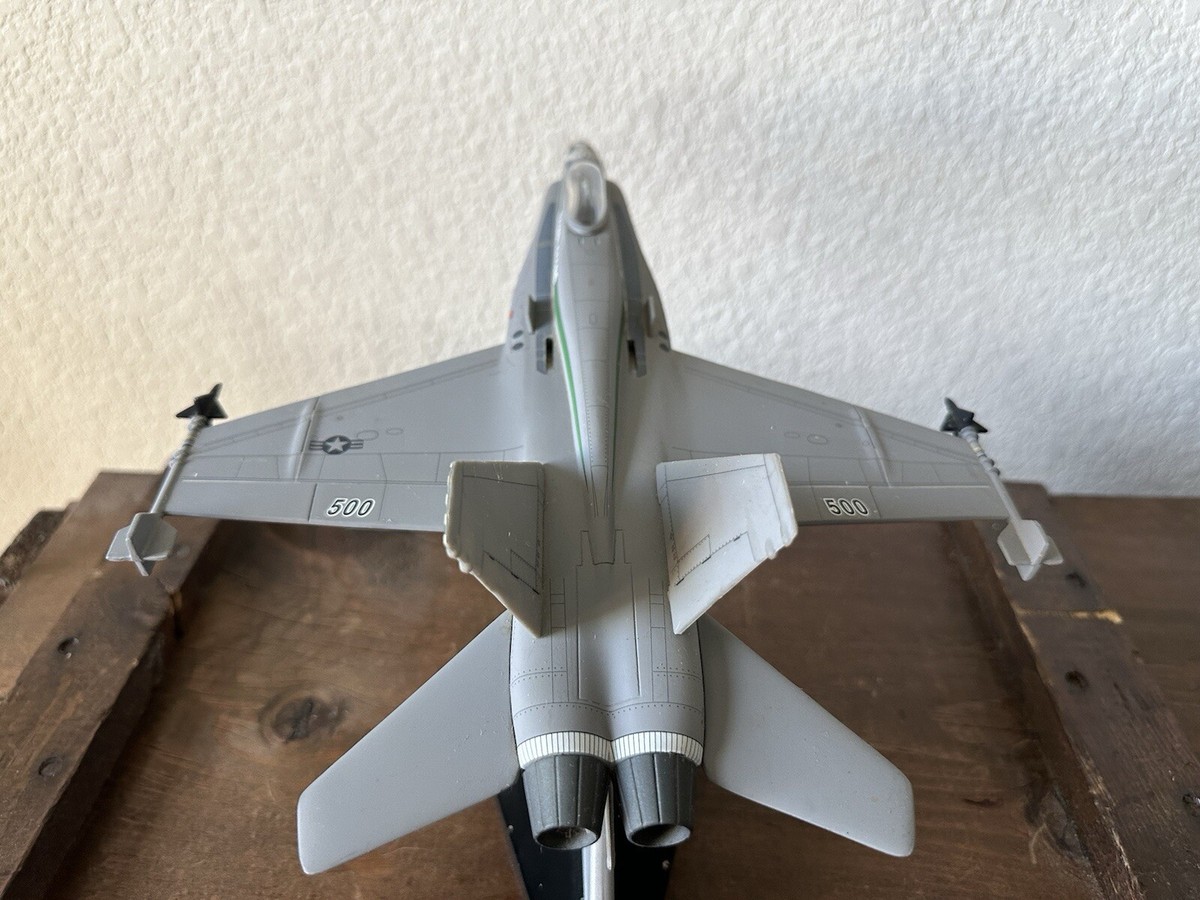 F-18 HORNET Desk Top U.S. Navy Aircraft Jet Airplane Model Scale 1