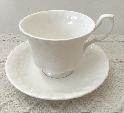 Seltene ROYAL ALBERT Old English Garden TEETASSE & UNTERTASSE weiß
