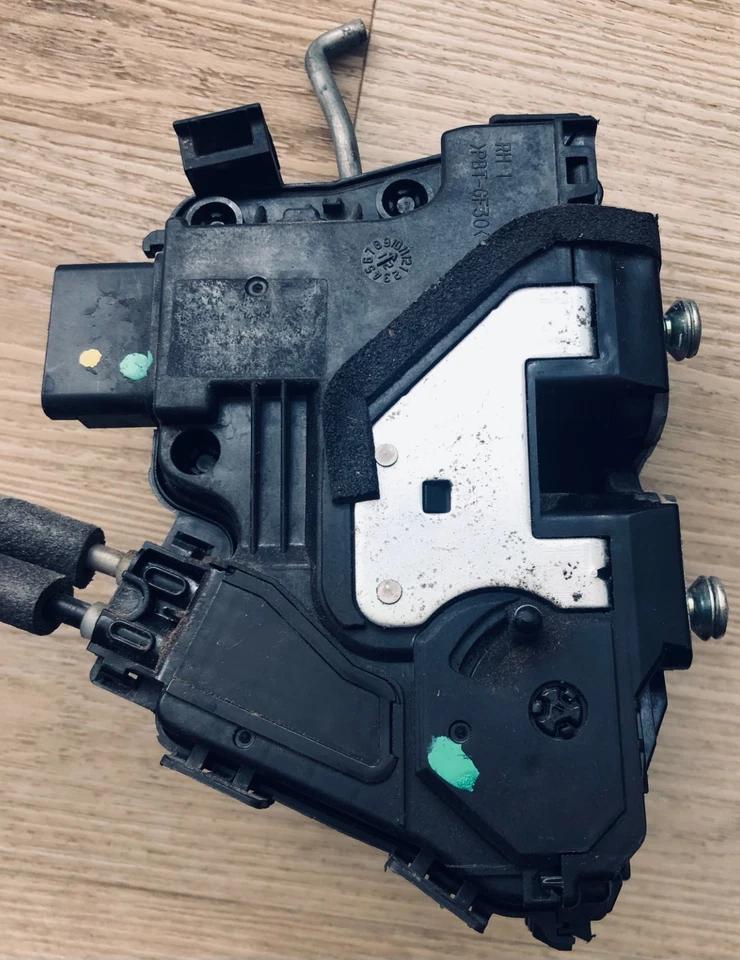 Actuador de cierre de puerta de pasajero trasero derecho Kia Soul 2011-2013 814202K030 OEM Foto 2 de 4