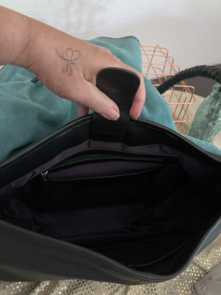 Bolso de mano Sharif 1827 de cuero negro con interior de gamuza verde azulado.   Foto 2 de 4