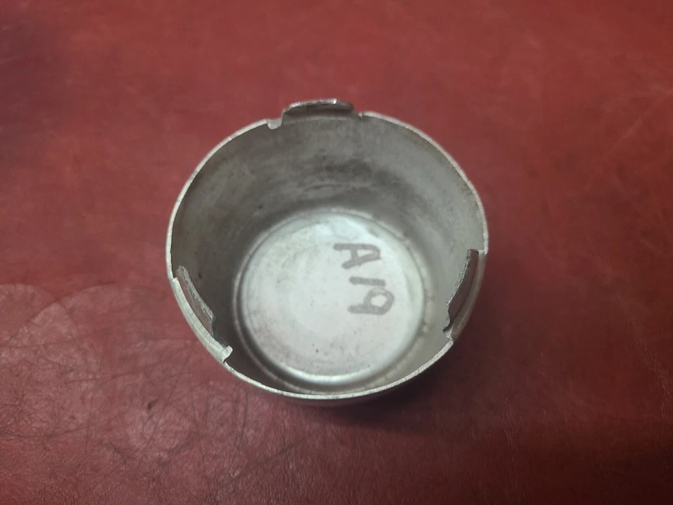 Oldsmobile Calais Firenza 1985-1988 tapacubos central OEM GM 22542917 Foto 4 de 4