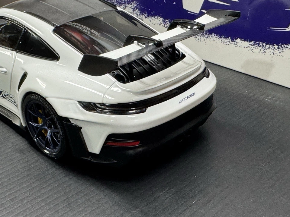 2022 Porsche 911 992 GT3 RS Weissach - Branco com rodas azuis 1/18 Minichamps - Imagem 3 de 4