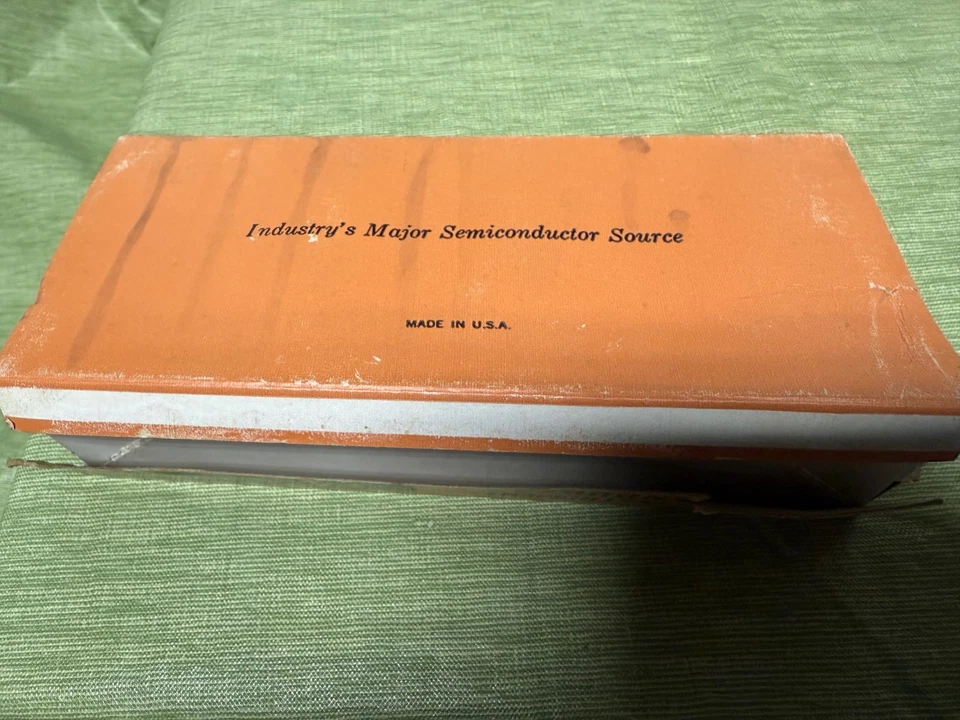 Diodos rectificadores de silicona GI 1N645 - NUEVO 1965 - Caja de 99 - Caja abierta - De colección Foto 2 de 3