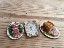 Favolosa casa delle bambole miniature cibo su piatti di metallo e un vassoio di metallo molto bello