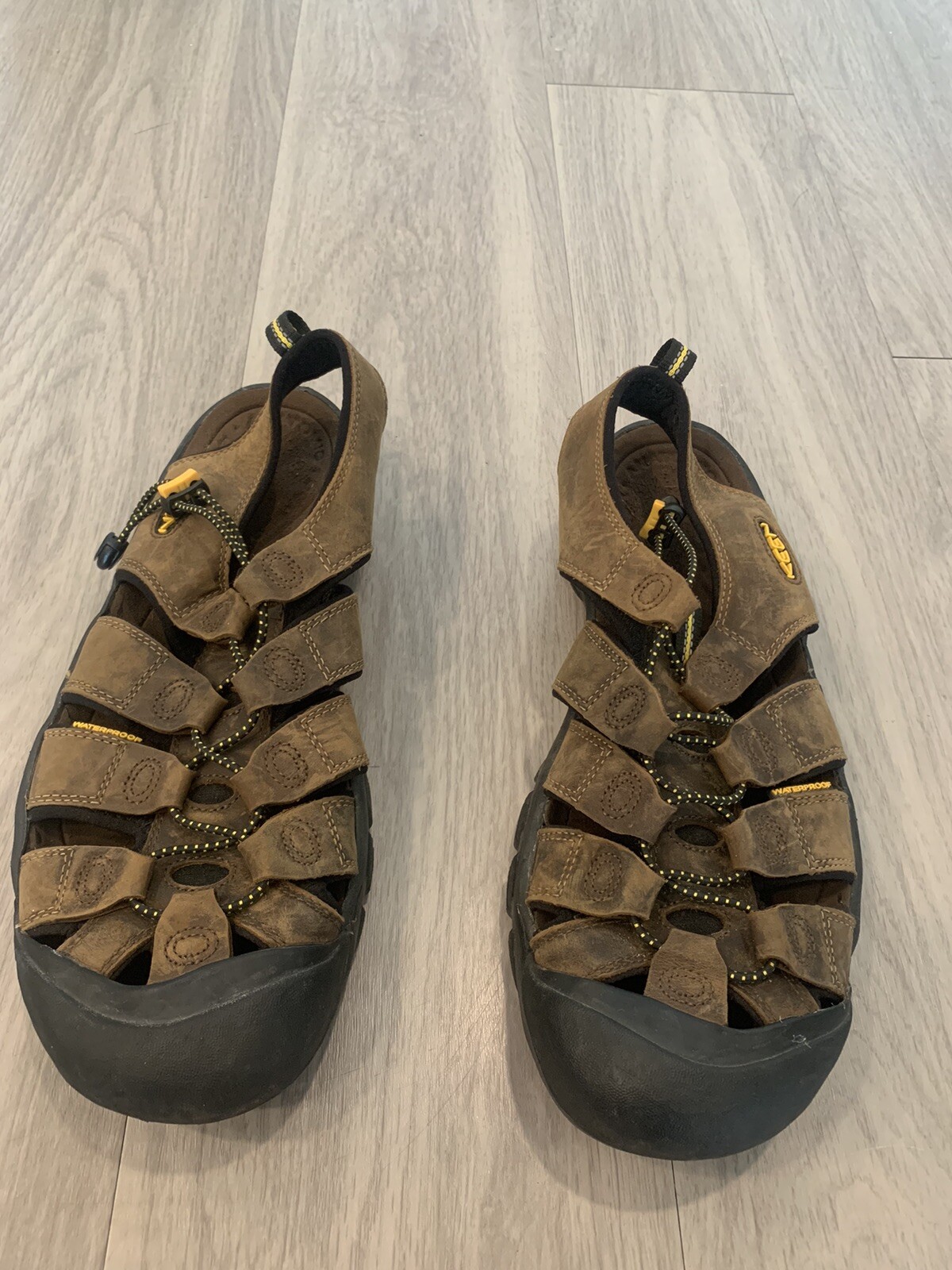 Sandali da trekking sportivi impermeabili in pelle marrone Keen Newport taglia 11 5 abbigliamento attivo