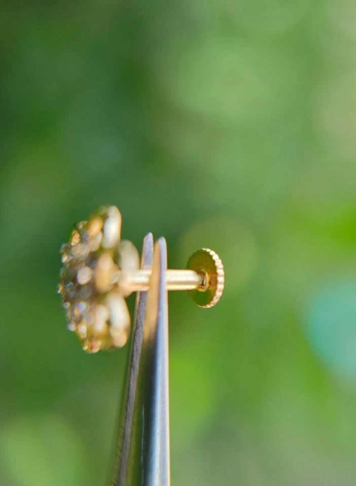 Piercing nariz flor diamante hecho a mano oro amarillo 14K joyería cara. Foto 2 de 4