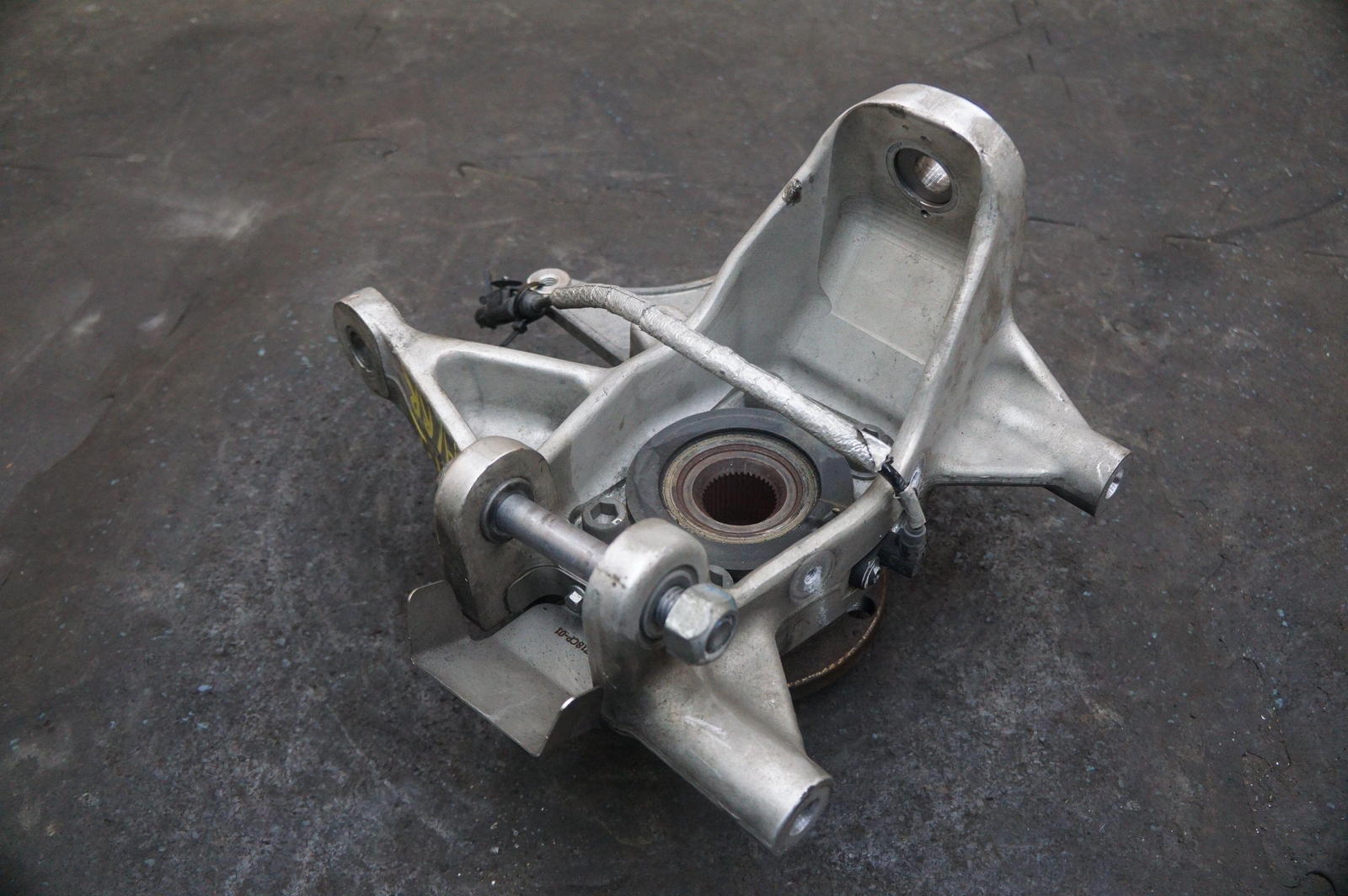 Rear Left Spindle Knuckle Hub 13B1202CP.01 13B1197CP.01 McLaren 540C 570S 650S