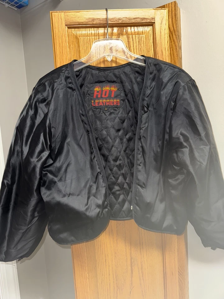 Chaqueta de cuero con forro acolchado extraíble. Cordones de cuero para ajustar la talla de cintura Foto 2 de 4