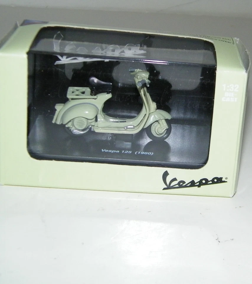 New Ray 1:32 Diecast Piaggio VESPA 125 ( 1960 ) New In Box w/Hard Case Display - Image 3 of 4