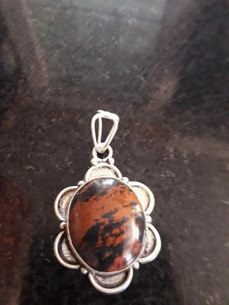 Pingente feito à mão em forma de cabochão cor marrom cor prata - Imagem 2 de 2