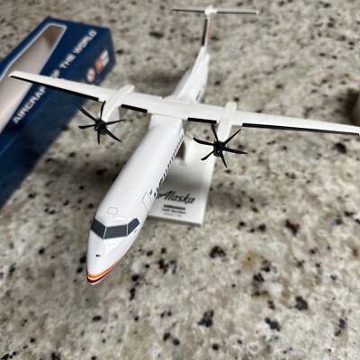 Skymarks SKR941 Alaska Horizon Bombadier Q400 Desk Model 1/100 AV