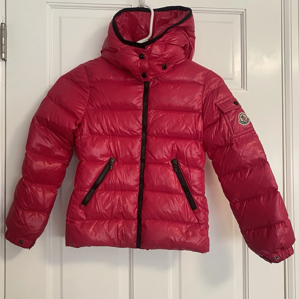 Auténtica chaqueta acolchada Moncler rosa para niñas con capucha desmontable talla 8T Foto 4 de 4