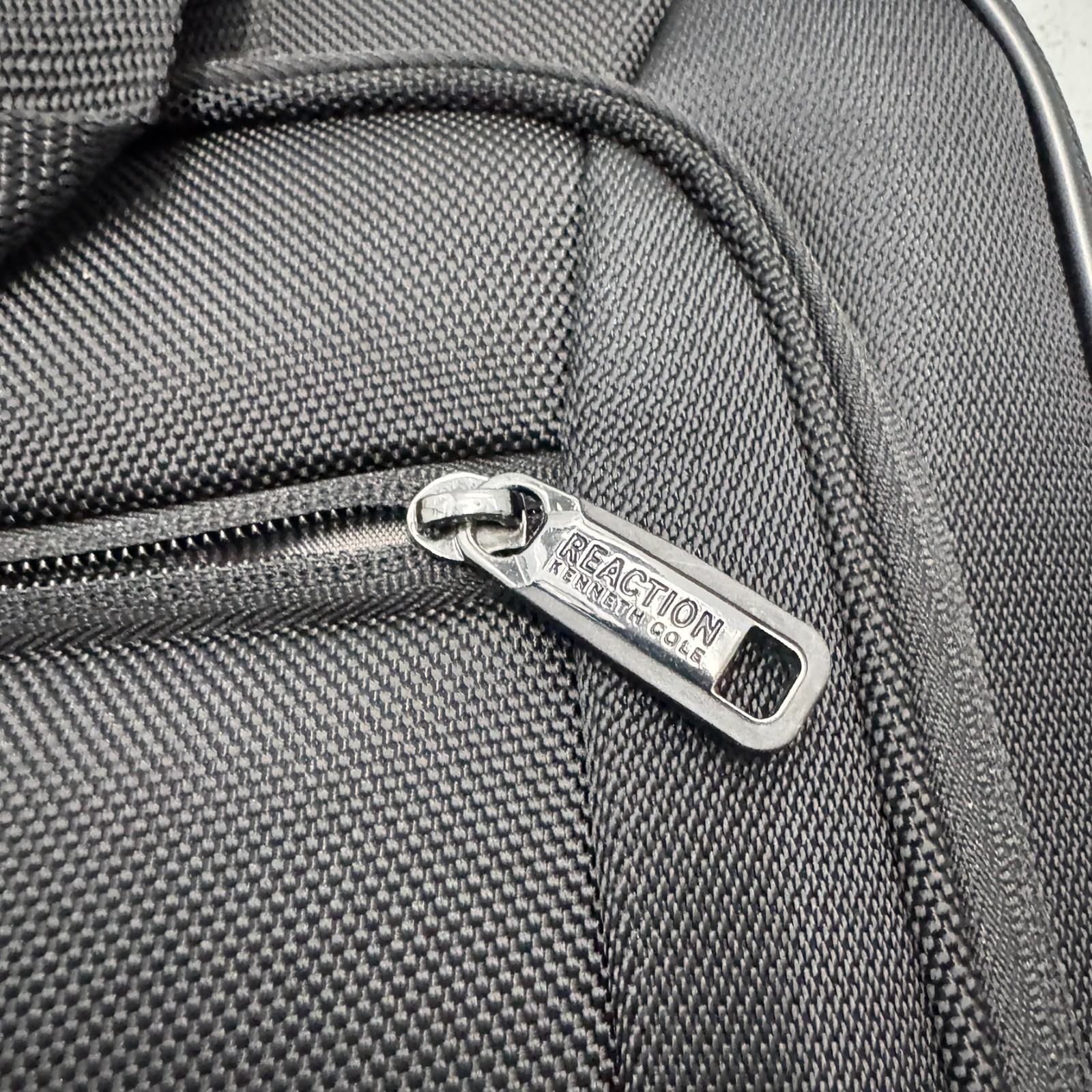 Kenneth Cole Reaction EZ-SCAN TSA-Friendly Laptop Messenger Bag Big B1G Conf