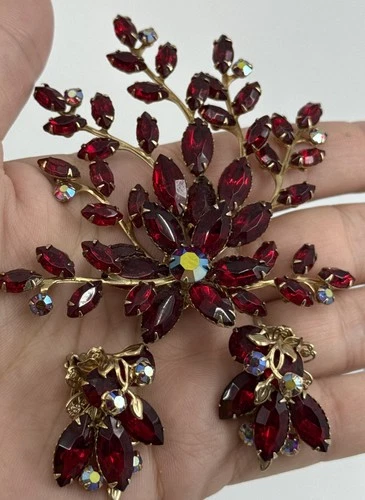 Vtg Red Rhinestone Brooch With Matching Clip On Earrings Costume Jewelry AB