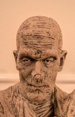 SOTA Toys Universal Monsters set of 4 B&W 8 Inch Busts Drac, Frank, Wolf, Mummy