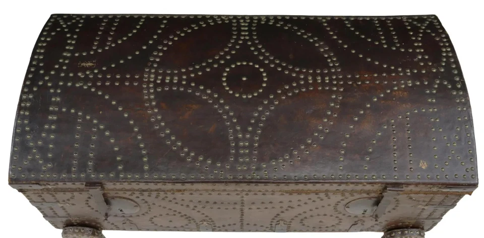 Baúl antiguo, barroco español revestido de cuero, forrado de tela, cabeza de clavo, ¡años 1700!! Foto 3 de 4