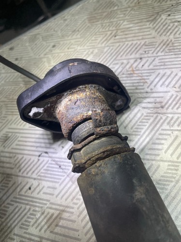 Toyota Hilux Surf MK5 1992 2.4 Diesel 2L-TE - Near Side Front Shock Absorber - Picture 8 of 11