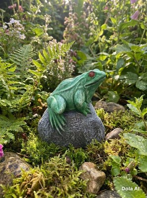 Kleine Frosch Kröte auf Stein Felsen Beton Garten Ornament handgefertigt & bemalt