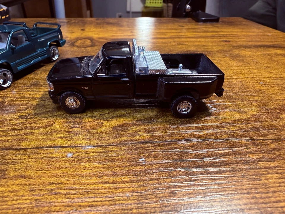 Greenlight 1994 Ford F-150 OBS 1:64 Dually - Imagem 2 de 3