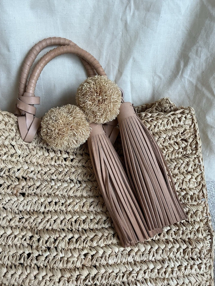Hermoso Bolso de Mano Loeffler Randall Nuevo sin Etiquetas Rafia Natural con Adornos  Foto 2 de 4