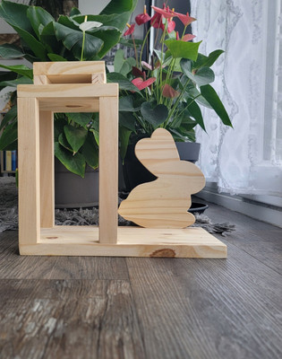 Une décoration en bois unique avec un lapin de Pâques