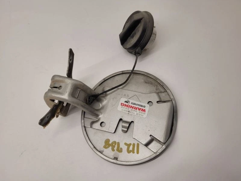 Chevrolet Trailblazer 2004 2005 puerta de llenado de combustible plateada 15776460 04-05 Foto 3 de 4